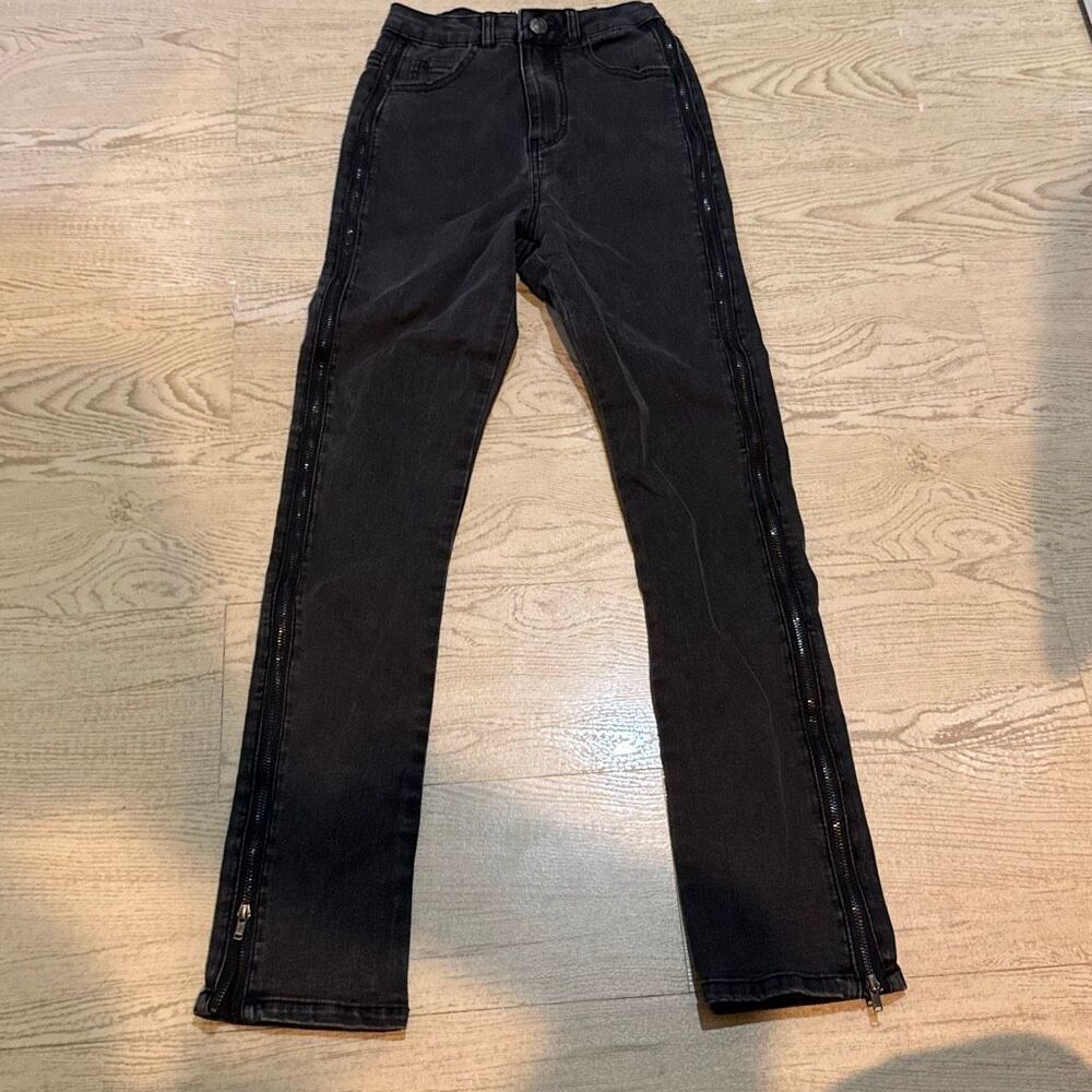 NWOT forever 21 pair of black high-waisted skinny jeans with side zippers size 2